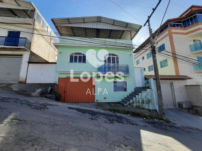 Casa aconchegante com cozinha com armários planejados, terraço amplo coberto e uma vaga de garagem localizado no bairro Santa Efigênia em Barbacena - Alfa Imóveis